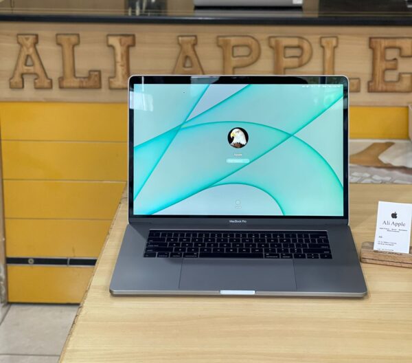 Macbook Pro 2018 15” i7 2.6ghz 16GB Ram 512GB 4GB Graphics Card MR942LL/A