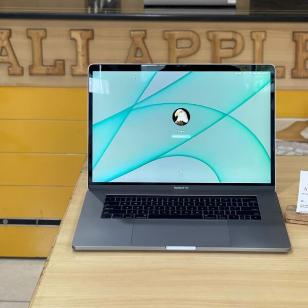 Macbook Pro 2018 15” i7 2.6ghz 16GB Ram 512GB 4GB Graphics Card MR942LL/A