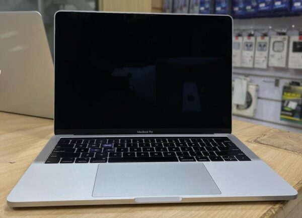 Macbook Pro 2019 13” 4thunderbolt I5 16gb Ram 512GB
