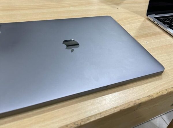 Macbook Pro 13” 4 Thunderbolt 2018 I5 8GB Ram 256GB