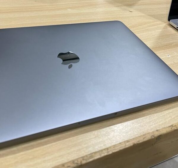 Macbook Pro 13” 4 Thunderbolt 2018 I5 8GB Ram 256GB