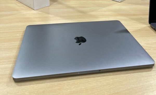 Macbook pro 2017 non touch bar 16gb ram 256gb