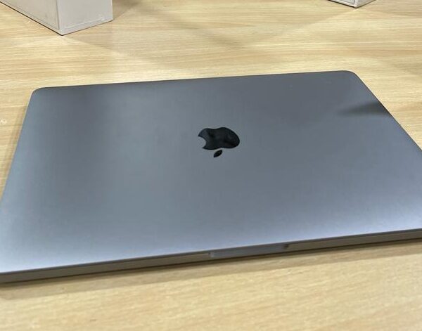 Macbook pro 2017 non touch bar 16gb ram 256gb