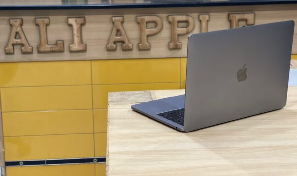 Macbook 2017 16GB Ram 256GB SSD (Two thunderbolt 3 ports) CTO
