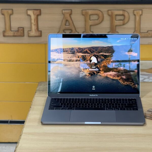 Macbook 2017 16GB Ram 256GB SSD (Two thunderbolt 3 ports) CTO