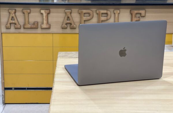 Macbook Pro 2018 15” i7 2.6ghz 16GB Ram 512GB 4GB Graphics Card MR942LL/A